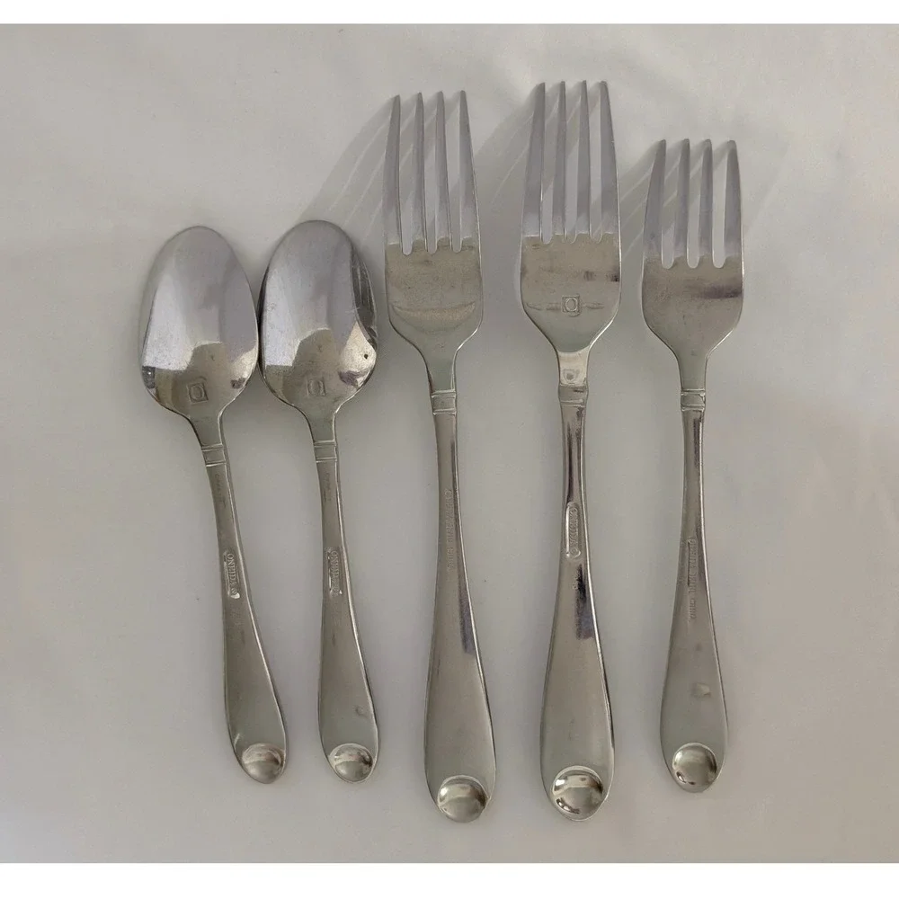 Oneida Silver Satin Garnet 18/10 Stainless Flatware Set 32 Random Pieces